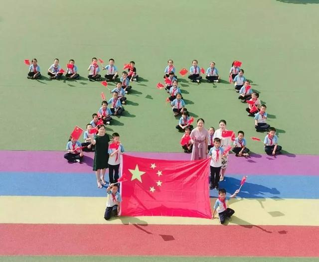 陈都灵黄白珍珠裙造型温柔明媚 与黄玫瑰合影好美